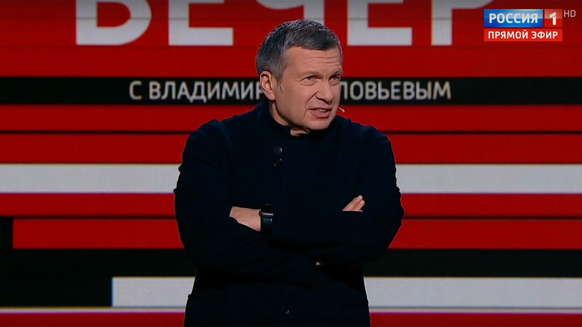 Host v ruské TV chtěl napadnout „nacistický“ Kazachstán. Polekaný moderátor bere zpátečku